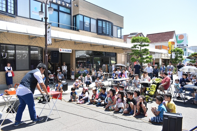 「こゆ朝市」はプロのアーティストはもちろん、大学生がチャレンジショップとして手品を披露したりなど、子どもたち向けを中心にさまざまな試みがなされています。