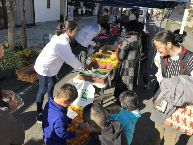 毎月第三日曜に新富町で開催している「こゆ朝市」。町内外の多様な人財が集まる場になっていて、外国人留学生には最適な体験活動のフィールドです。