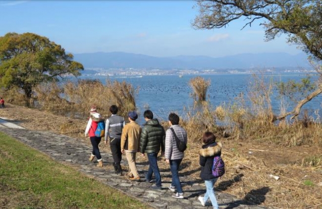 オムウォーク：チームでのウォーキングの様子（滋賀県草津市 烏丸半島琵琶湖湖畔にて）