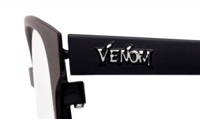 テンプル外側に立体的なVENOMロゴ