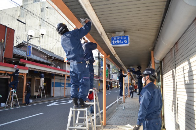 休日の早朝に商店街を清掃する谷口工務店の社員大工。地域に役に立てる、必要とされる企業を目指す