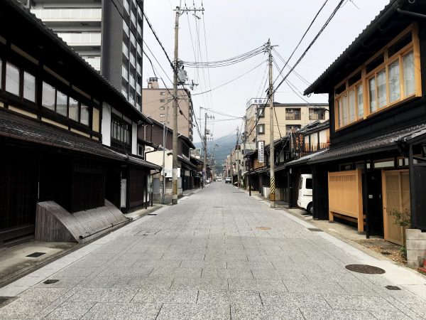 大津市内　旧東海道の風景。伝統的な町家の特徴を備えた商家が並ぶ