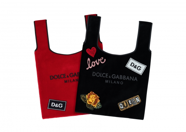 (C)DOLCE&GABBANA マーケット バッグ 各 ￥55,000 (レッド、ブラック、ブルー、ピンクの4色展開) パッチ ￥8,100(税抜)～。