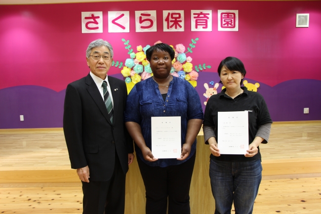 5月に行われた「地域おこし協力隊」委嘱式（左から、小山 巧町長、ジェンキンスさん、上村さん）