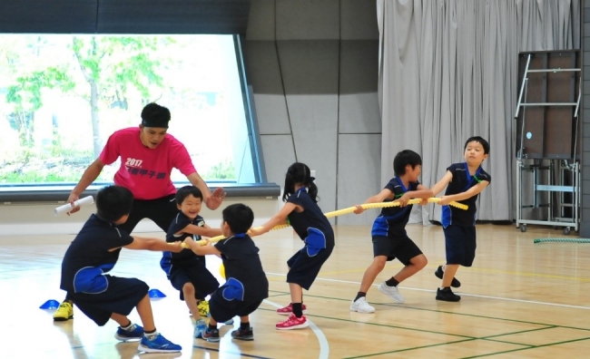 無学年でチームを組み、子どもたち自身で一人ひとりの役割や責任を決め、戦略や戦術を練りながらチームワークで勝つことを学び、スポーツでも社会でも役立つリーダーシップを身につけていきます。