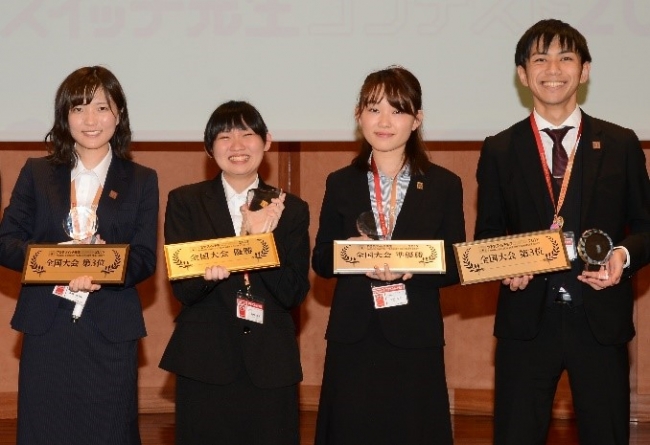 写真左から、スクールIE ピエスタ桃花台校の余語先生(3位)・長尾西校の梅﨑先生(1位)・千葉中央校の野村先生(3位)・本牧山手校の岩﨑先生(3位)