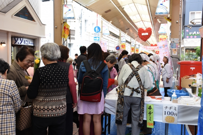 イベント実施日である10月14日（土）と15日（日）は、近隣でも大規模イベントが開催。14日は『第13回 神戸・新長田 鉄板こなもん祭』とコラボレーションし、祭の会場でも選挙の啓発グッズを配布。 