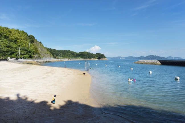 白い砂浜と青い海の穏やかな大三島ビーチ