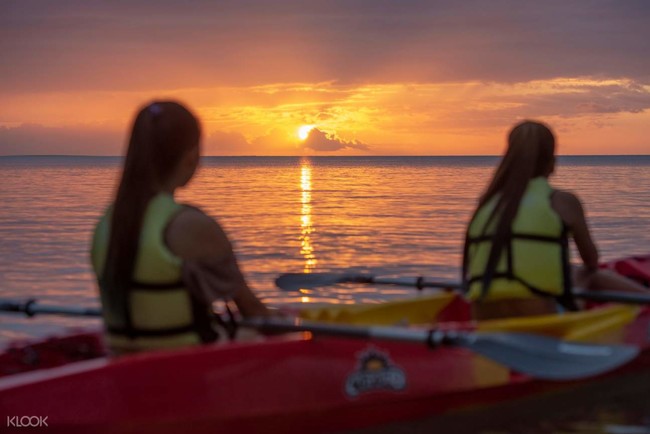 夕陽に染まった輝く海でサンセットカヤック