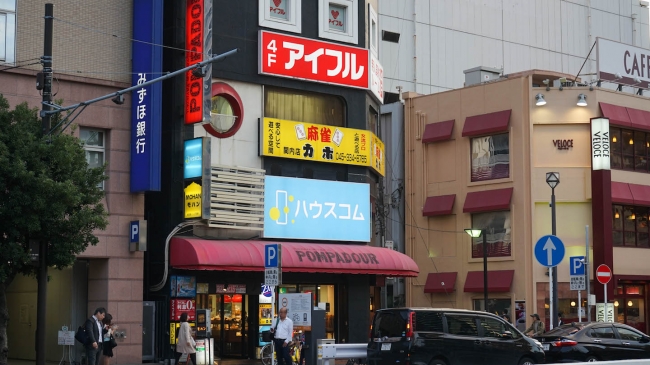 水色の看板が目を引きます。