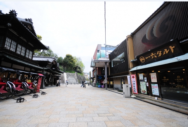 道後店・道後本館前店より道後温泉本館を望む