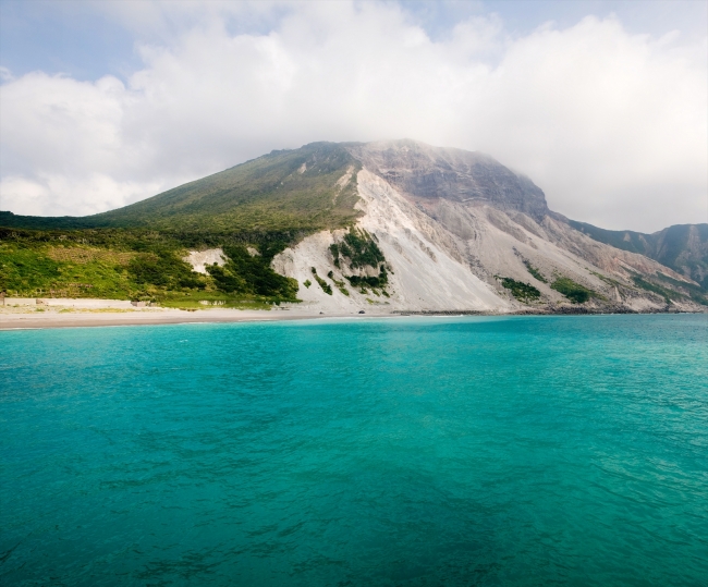 美しい青い海に包まれる神津島