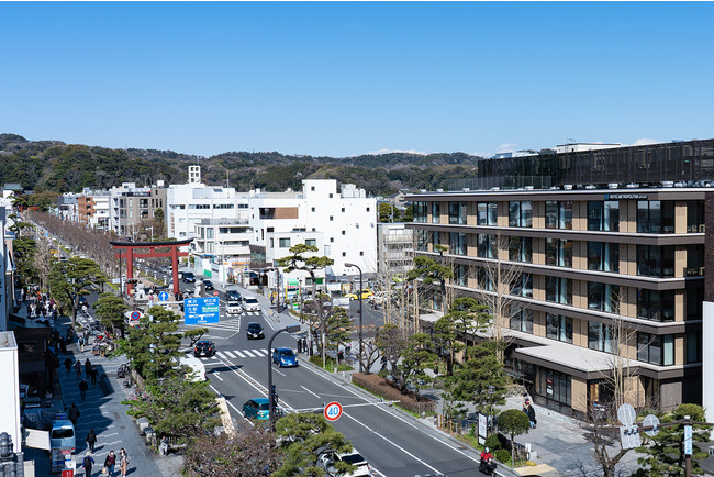 二の鳥居と若宮大路に面したホテルメトロポリタン 鎌倉