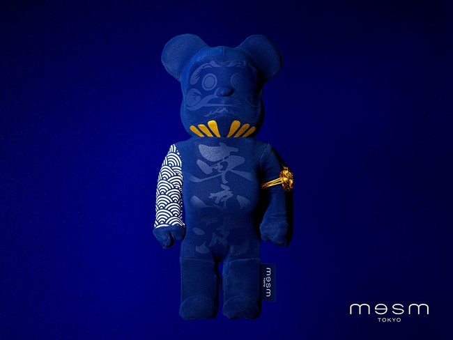 「NINJAINK®」を採用した着ぐるみを着た『BE@RBRICK TokyoWaves (2020)』400%サイズのデザインイメージ（フラッシュ撮影前）