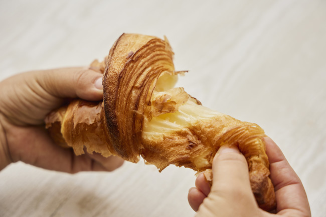 きめ細やかな生地とバターのふんわりとした食感が特徴のクロワッサン