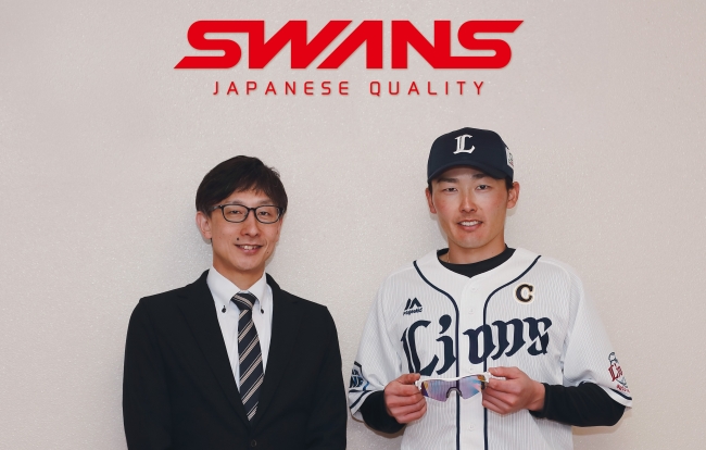 SWANSアドバイザリースタッフ契約時の様子 （左）山本光学株式会社 代表取締役社長 山本直之（右）源田壮亮選手