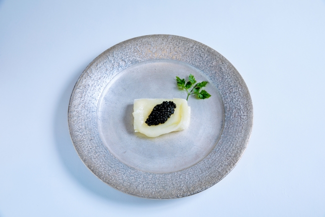 THE CAVIAR × OMOCHI 2,750円 各日5食限定 カフェ プルニエ パリにてメニューを開発