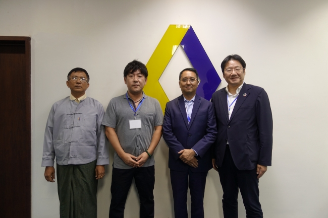 左からMPT モバイルマネー事業部副部長 U Aung Kyi Myint氏、KCKM COO三上徹氏、MPT Money CEO Rozano Plata氏、Chaintope CEO 正田英樹