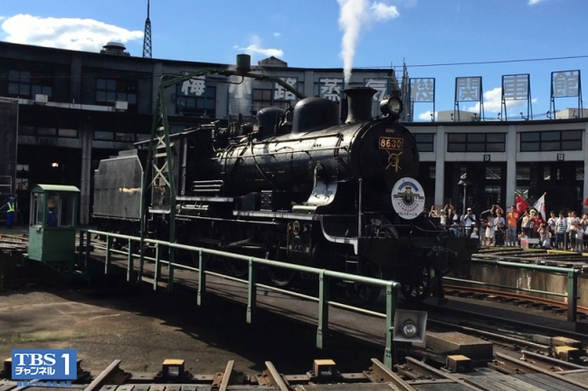 転車台で回転する8620形8630号機（『さようなら 梅小路蒸気機関車館』より）