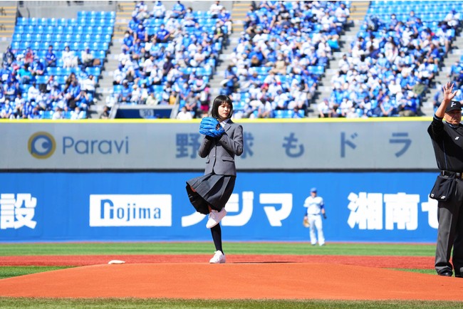 始球式に登場した志田彩良さん　©YDB