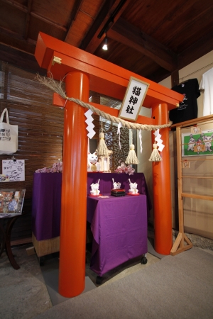 店舗内に期間限定で登場する猫神社。大切な人の合格や成功を祈願してみませんか？