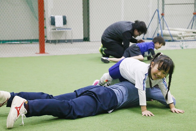 子どもはトンネル役、その下を大人がくぐります