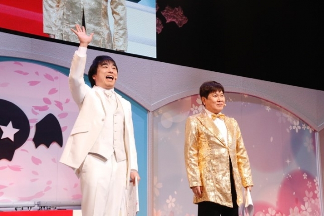 2019年4月開催のステージの様子。メインMC（左：関智一、右：三ツ矢雄二）