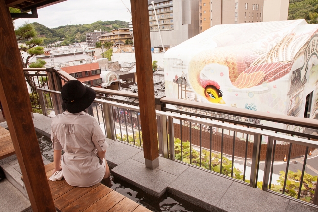 道後温泉本館を見下ろす冠山・空の散歩道には足湯が作られ、温まりながら巨大な火の鳥のラッピングアートを楽しむことが出来る。