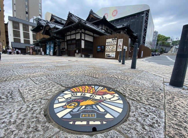 道後温泉本館南西には、火の鳥デザインマンホールが設置された。