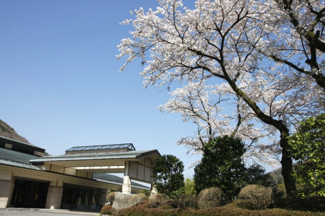 桜の時期の“ホテルはつはな”外観