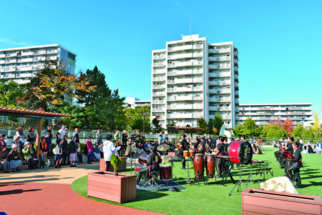 千代が丘団地内の広場で開催された「ちよがおかフェスタ」。地域の人の知られざる特技や趣味に驚き、会話のきっかけになることも多い。