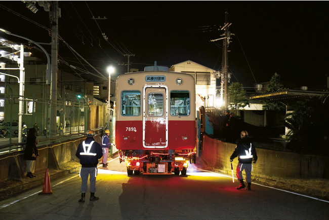 引退した阪神電鉄の名車両「赤胴車」が武庫川団地の広場にやってくることに。その移動現場を追いました。