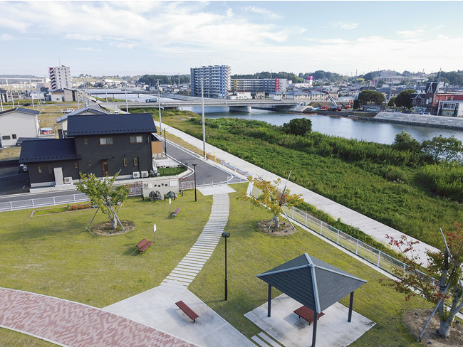 手前はURが手掛けた大川公園。その向こう、川の両岸に災害公営住宅が見える。