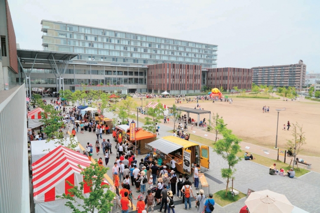 イベントでにぎわう岩倉公園。正面は立命館大学の建物。