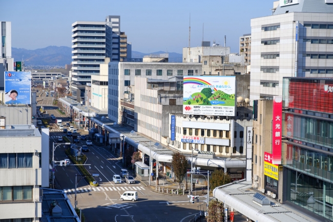 100年後を見据えたまちづくりが進む長岡市。手前に位置するJR長岡駅側から駅の西側の大手通りを望む。