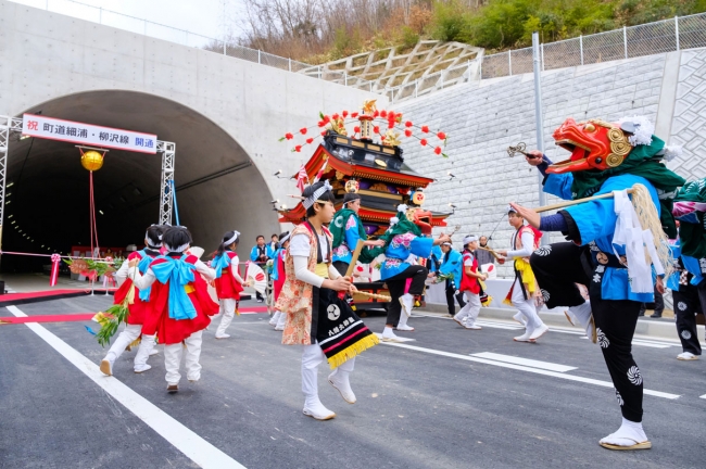 「町道　細浦・柳沢線開通式」には地元でおなじみの八幡大神楽も登場。子どもたちも参加して盛り上げた。