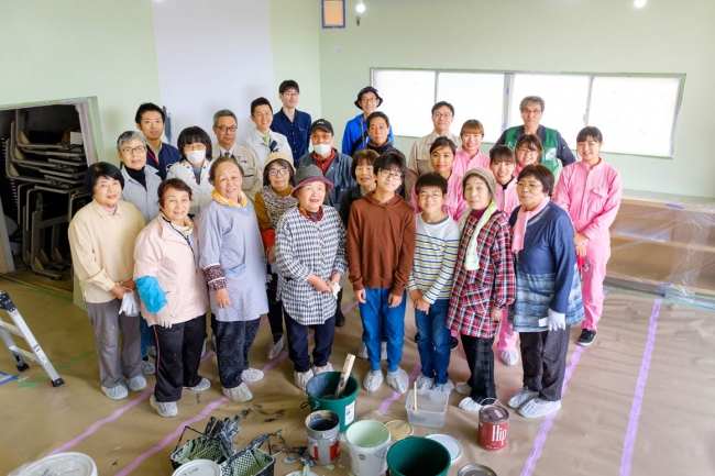 団地の皆さんと九州女子大学の皆さん、近隣の中学生も参加して集会所をリノベーション。