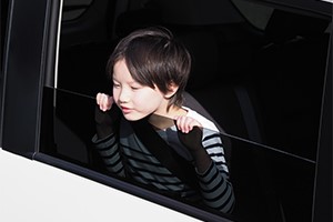 窓から顔をのぞかせる子ども（イメージ）