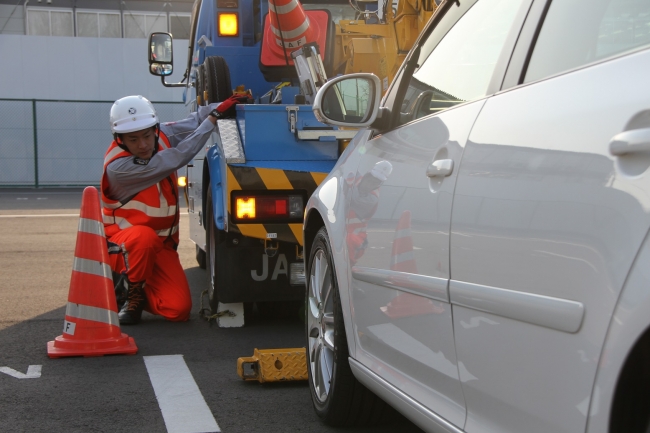 ＪＡＦのけん引作業