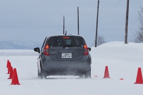 圧雪路における制動距離を検証（イメージ）