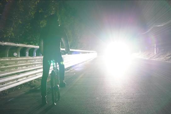 歩行者や自転車に対してはハイビームのままだったので 歩行者や自転車を確認したら、手動でロービームに！