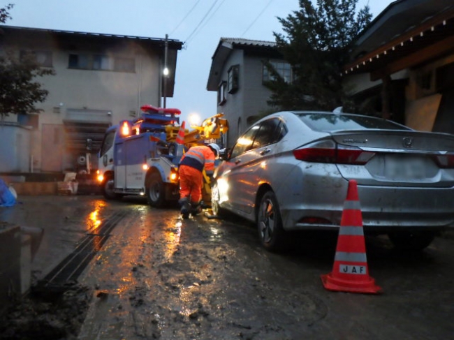 冠水車両を救援する特別支援隊