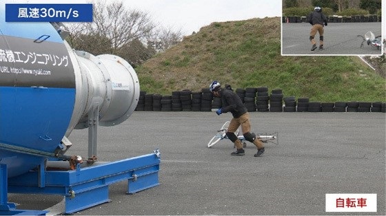 風速30m sで自転車を支えることができず飛ばされた