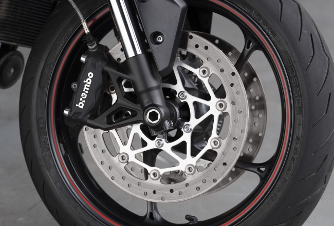 Brembo製キャリパー