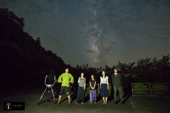 星空をバックに記念撮影