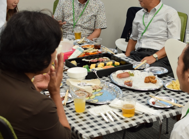 和やかに食事やお酒を楽しむ参加者の方。