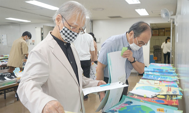  一次選考会の様子：審査員の片岡輝さん(手前）と津久井惠さん(奥)。個性豊かな応募作品の数々に、審査にも熱が入ります。