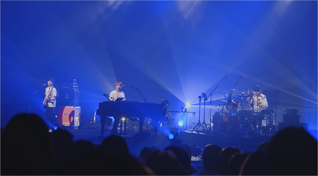 楽曲披露時のライブ画像