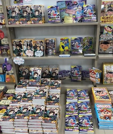 書店店頭の展開写真（1巻目発売時）