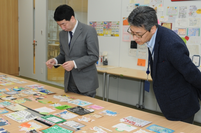 最終選考を行う三省堂書店 内田剛氏（左）と、ポプラ社代表取締役 社長長谷川均（右）